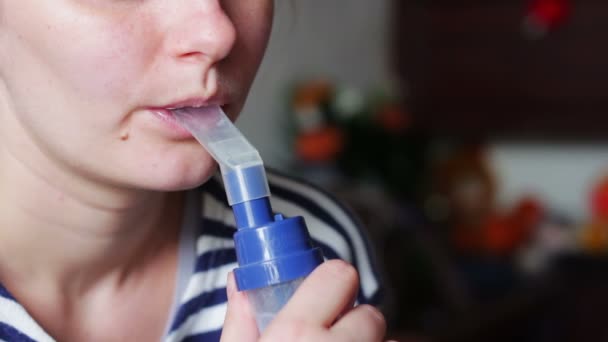 Procedure inhalatie van vrouw. — Stockvideo