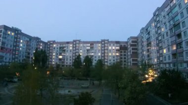 zaman atlamalı geceleri pencere aydınlatma değişen multistorey Binası.