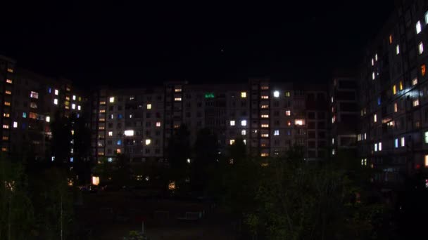 Caducidad del edificio de varios pisos con iluminación de ventana cambiante por la noche . — Vídeos de Stock