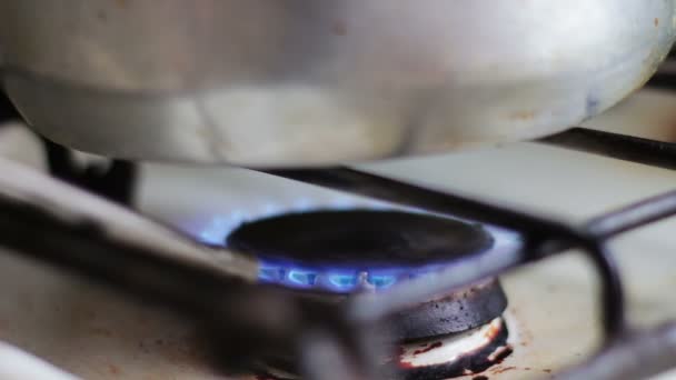 Zapalování plynu v hořáku na kamnech lehčích. — Stock video
