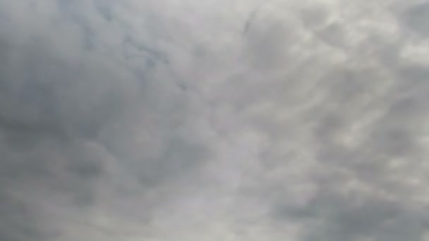 Nubes de tormenta moviéndose en el cielo azul . — Vídeos de Stock