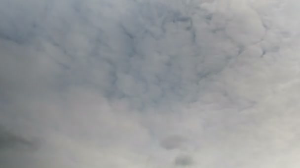 Fırtına bulutları mavi gökyüzünde hareket. — Stok video