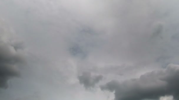 Gewitterwolken ziehen in den blauen Himmel. — Stockvideo