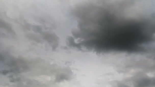 Gewitterwolken ziehen in den blauen Himmel. — Stockvideo