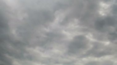 Mavi gökyüzünde hareket eden bulutlar.