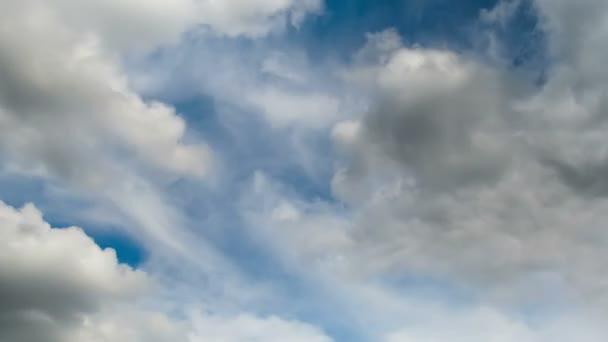 Wolken bewegen in de blauwe lucht. — Stockvideo