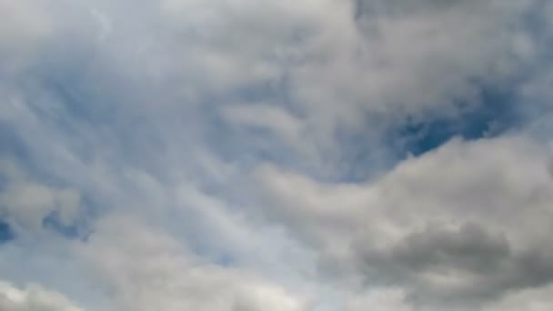 Wolken ziehen in den blauen Himmel. — Stockvideo