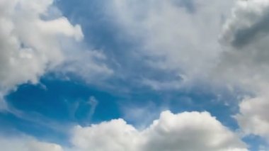 Mavi gökyüzünde hareket eden bulutlar.