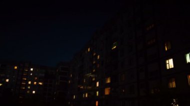 zaman atlamalı geceleri pencere aydınlatma değişen multistorey Binası.