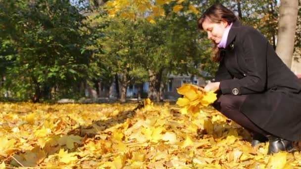 Gelukkig meisje in de herfst park. — Stockvideo