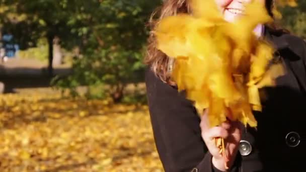 Gelukkig meisje in de herfst park. — Stockvideo