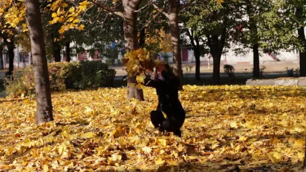 Šťastná dívka v podzimním parku. — Stock video