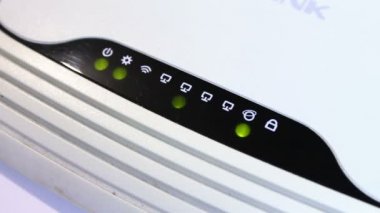 çalışma durumunda ADSL modem ve wifi erişim noktası.