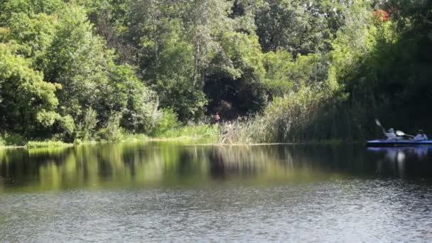 人走在一条船，皮划艇在河上. — 图库视频影像