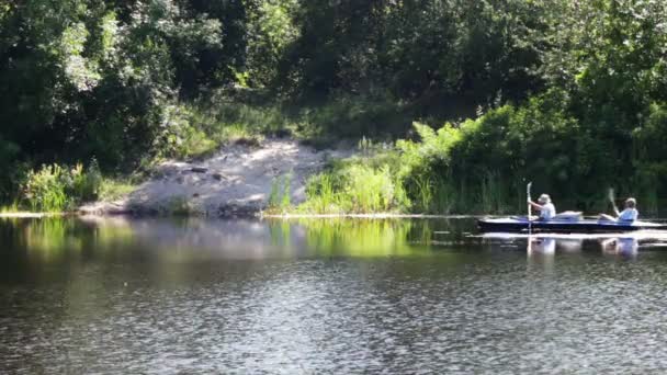 La gente va su una barca, un kayak sul fiume . — Video Stock