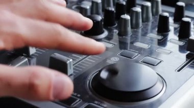 Dj dj mikser ile çalışma.