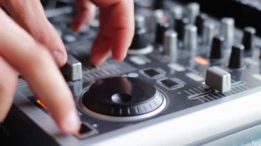 Dj ses konsol karıştırma ile çalışma.