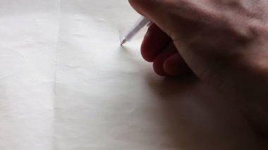 Ben seni seviyorum yazıp kağıt üzerinde bir kalp çizmek.