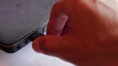 Unplug A Usb kablosu bilgisayara.