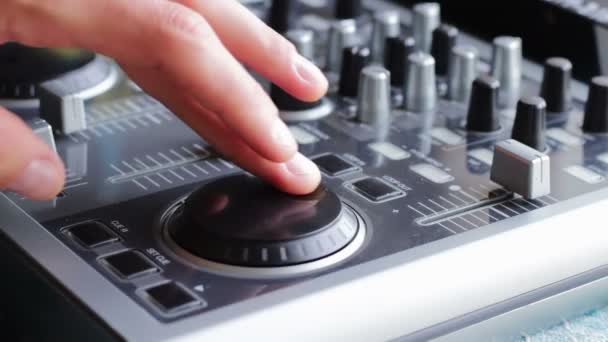 DJ arbetar med ljud mixerbord. — Stockvideo