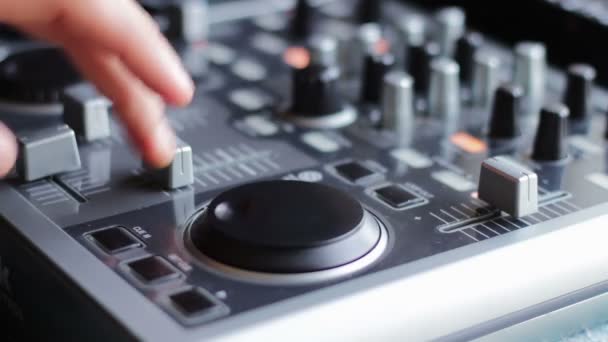 DJ Travailler avec console de mixage sonore . — Video