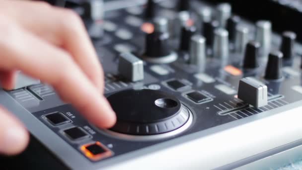 DJ Trabajando con la consola de mezcla de sonido . — Vídeos de Stock