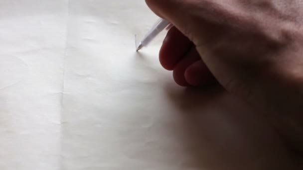 Escrever Eu te amo e desenhar um coração no papel . — Vídeo de Stock