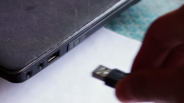 Collegare il cavo USB al computer . — Video Stock