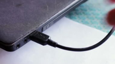 USB kablosunu bağlayın.