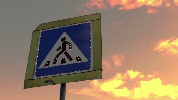 Signe de la traversée piétonne sur fond ciel 