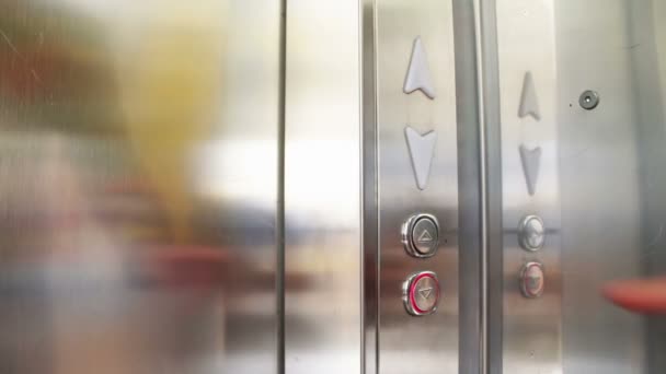 Нажмите на кнопку в лифте — стоковое видео