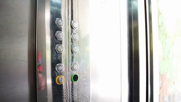 Κάνοντας κλικ στο κουμπί σε ένα ασανσέρ και ανελκυστήρα — Αρχείο Βίντεο