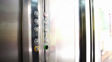 Asansörde butonuna bas