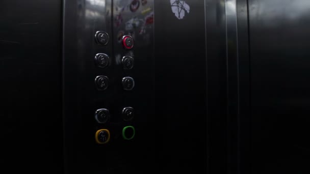 Premere il pulsante nell'ascensore — Video Stock