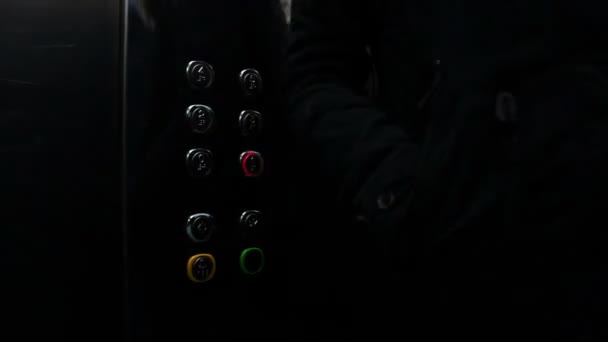 Knopfdruck im Aufzug — Stockvideo