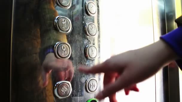 Druk op de knop in een lift en beweging op te heffen — Stockvideo