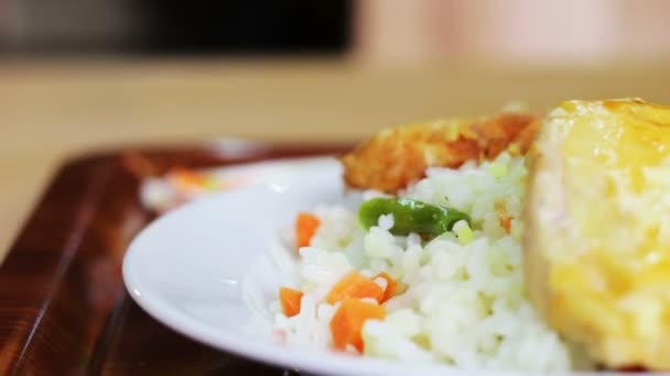 A comida no restaurante . — Vídeo de Stock