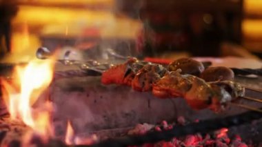 Restorandaki ızgarada kebap hazır..