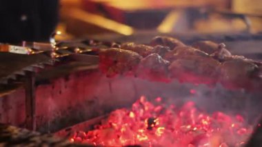 Restorandaki ızgarada kebap hazır..