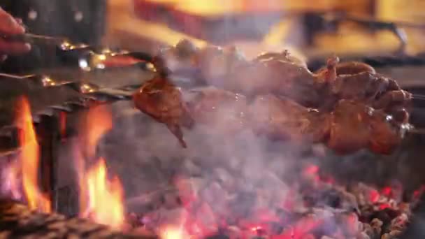 Kebab förberedd på grillen i restaurangen. — Stockvideo