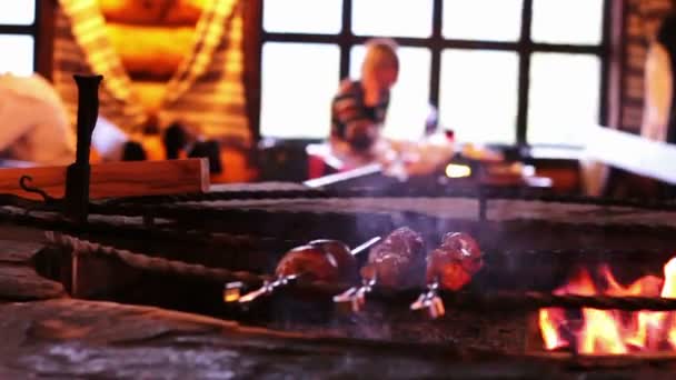 Kebab bereid op de grill in het restaurant. — Stockvideo