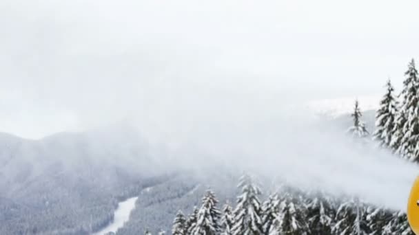 Metralhadora de neve em uma pista de esqui . — Vídeo de Stock