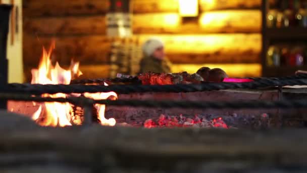 Kebab preparado en la parrilla en el restaurante . — Vídeo de stock