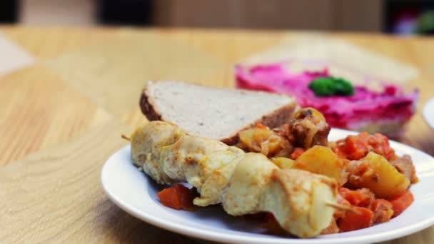 La comida en el restaurante, patatas con verduras y shashlik . — Vídeo de stock