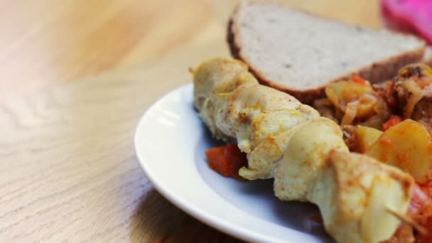 La comida en el restaurante, patatas con verduras y shashlik . — Vídeos de Stock