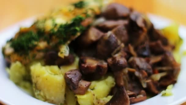 Jídlo v restauraci, brambory, steak, houby. — Stock video