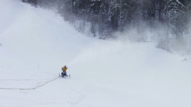 Snow kulspruta på en skidbacke. — Stockvideo