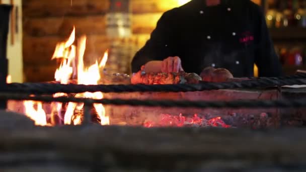 Kebab preparado en la parrilla en el restaurante . — Vídeos de Stock