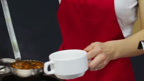 Listo para comer alimentos preparados en la tienda de comestibles — Vídeo de stock