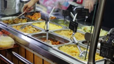 Markette hazır yemek yemeye hazır